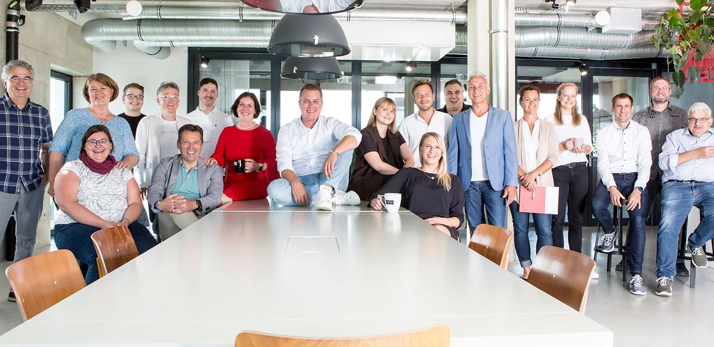 Gruppenbild aller Mitarbeiter der Firma OptimoBercher