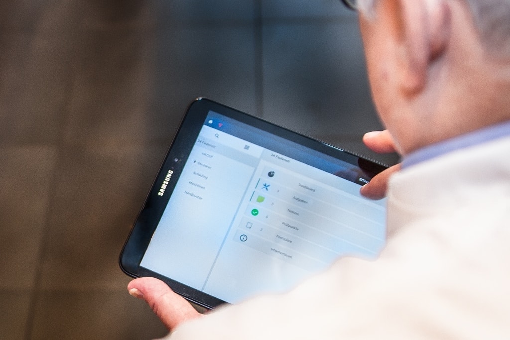 Das Qualitäts- und Hygienemanagement AWENKOback auf einem Tablet