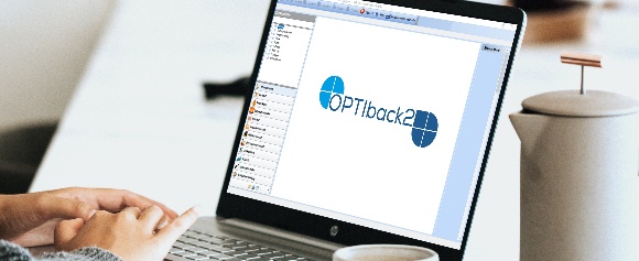 Laptop auf dem Tisch, auf dem Bildschirm ist die Startseite von OPTIback2 zu sehen